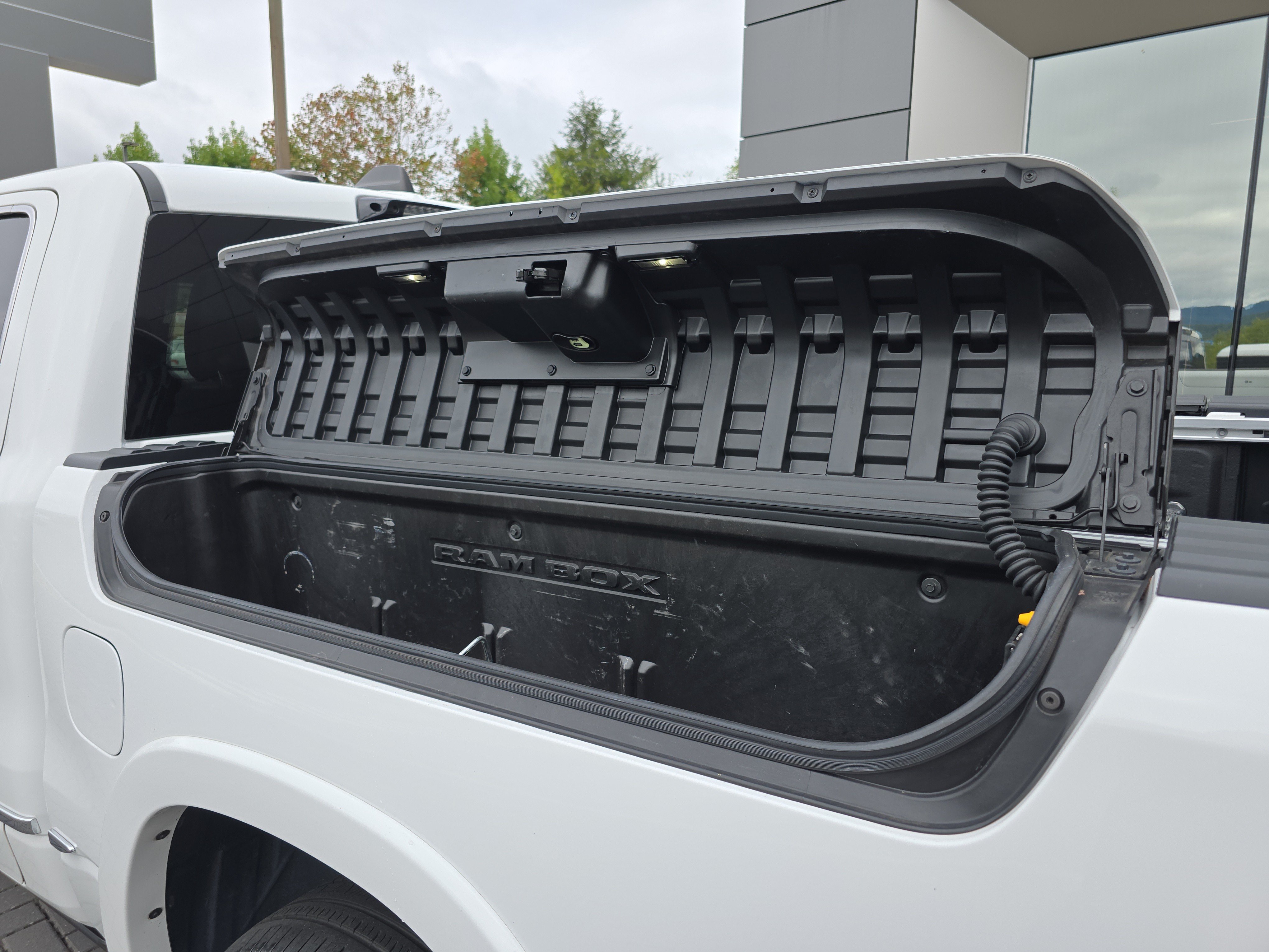Used 2025 RAM 1500 Limited AWD/4WD image 14