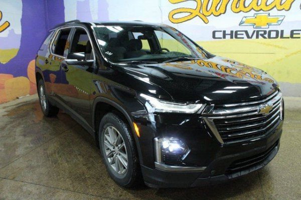 Used 2023 Chevrolet Traverse LT image 2