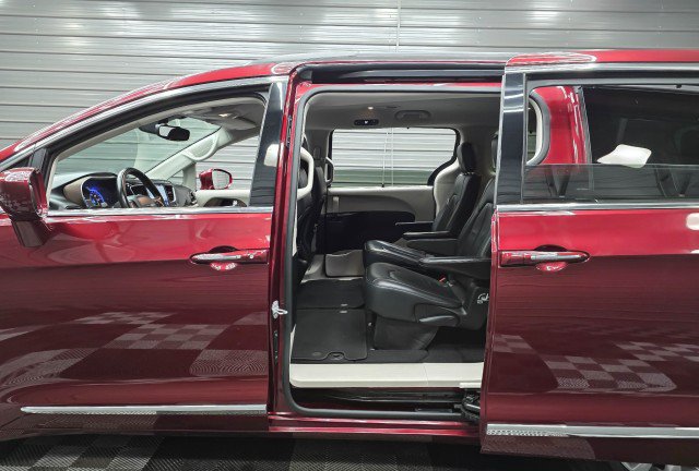 Used 2017 Chrysler Pacifica Touring-L FWD image 18