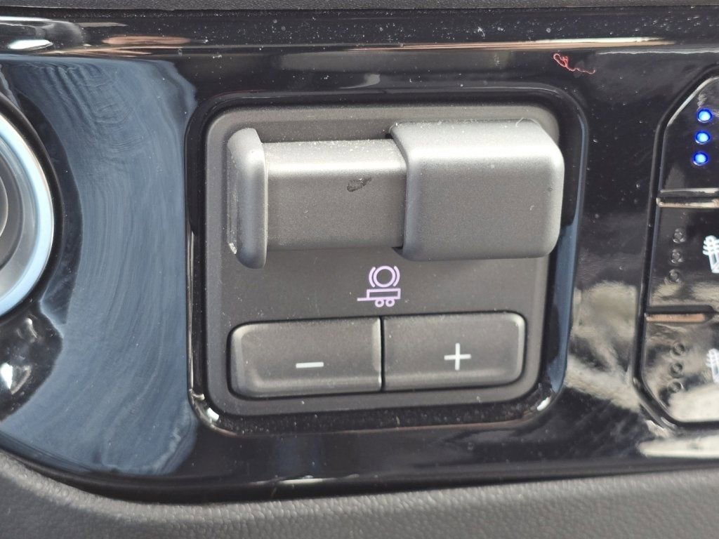 Used 2024 Chevrolet Silverado 2500 ZR2 w/ Technology Package image 26