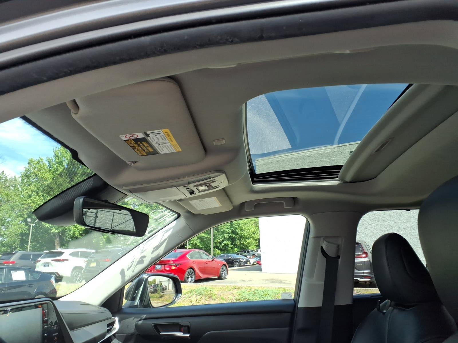 Used 2022 Toyota Highlander XLE AWD/4WD image 10