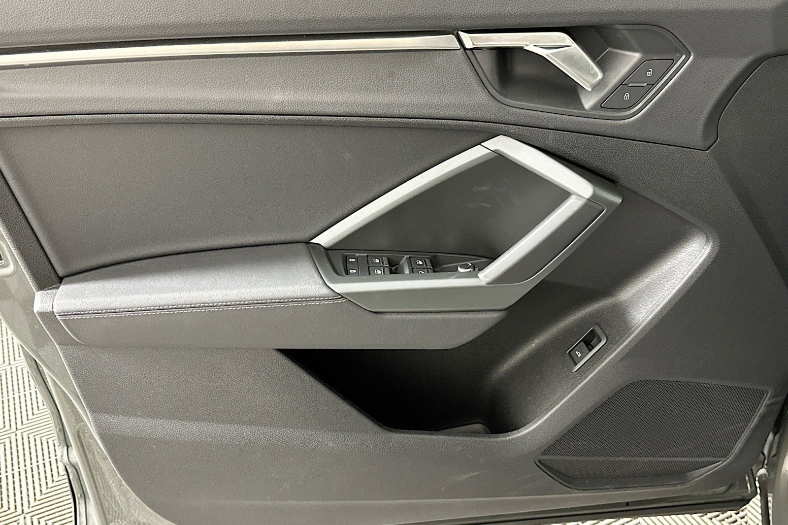 Used 2025 Audi Q3 2.0T Premium w/ Black Optic Sport Package image 21