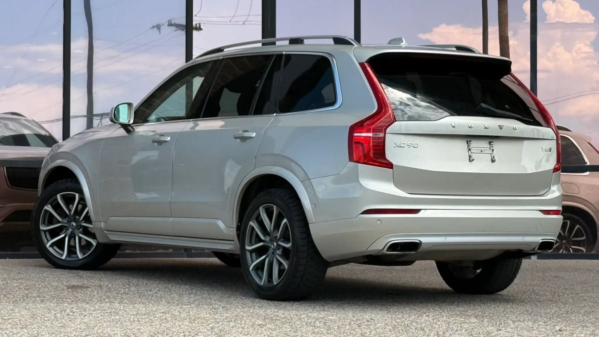 Used 2016 Volvo XC90 T6 Momentum w/ Momentum Plus Package AWD/4WD image 7