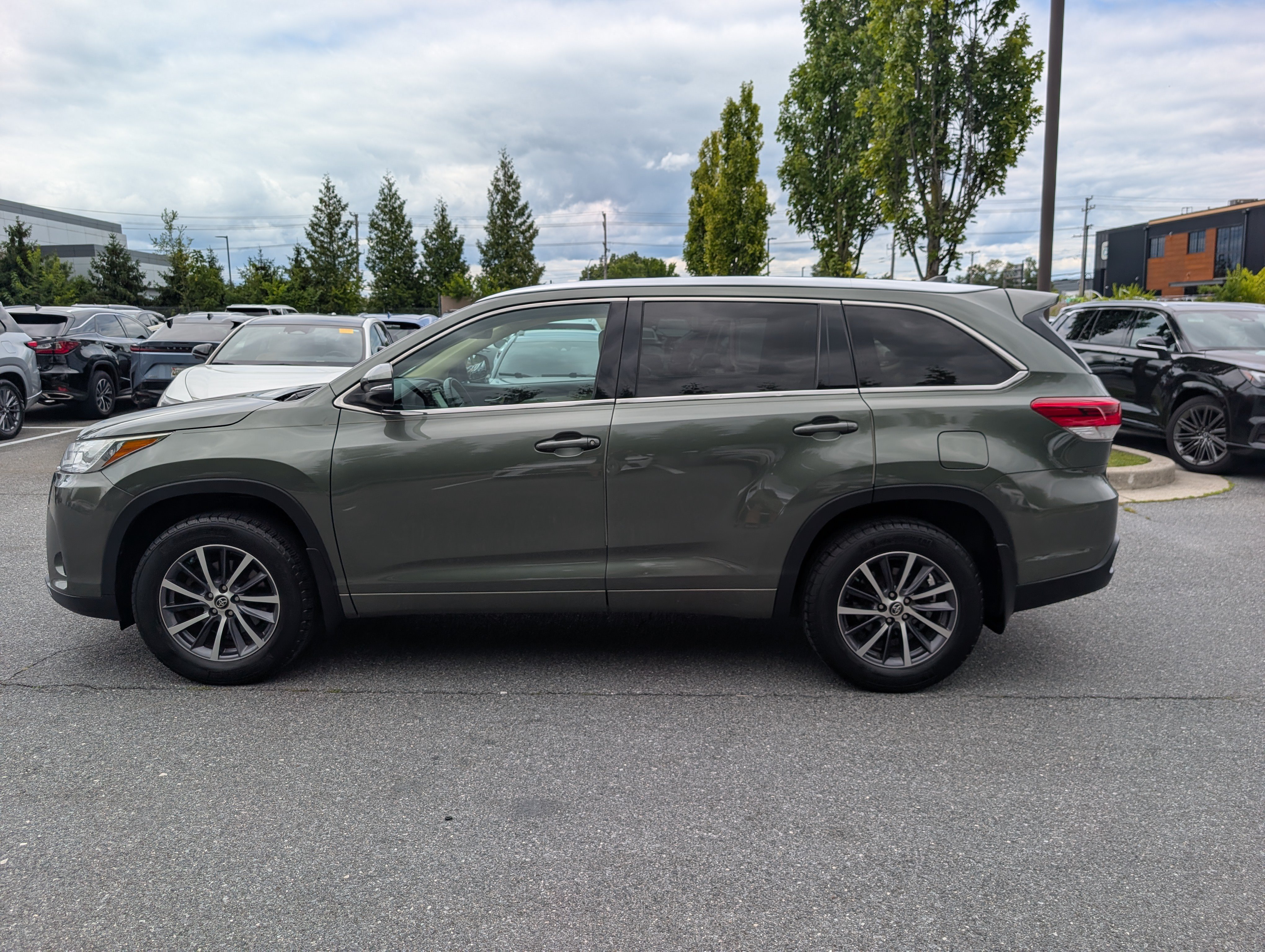 Used 2017 Toyota Highlander XLE AWD/4WD image 6
