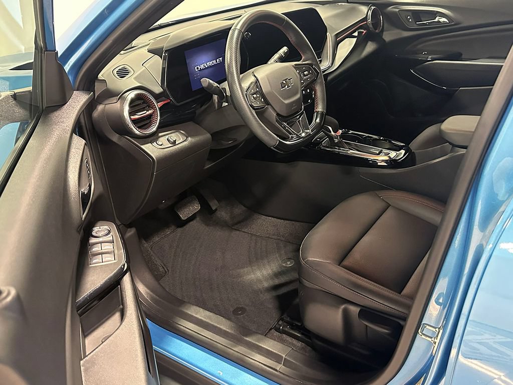 Used 2025 Chevrolet Trax RS FWD image 19