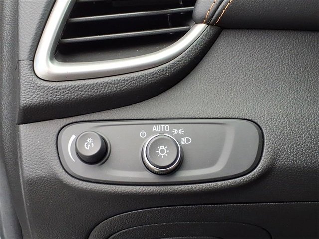 Used 2022 Chevrolet Trax LT w/ LT Convenience Package image 11