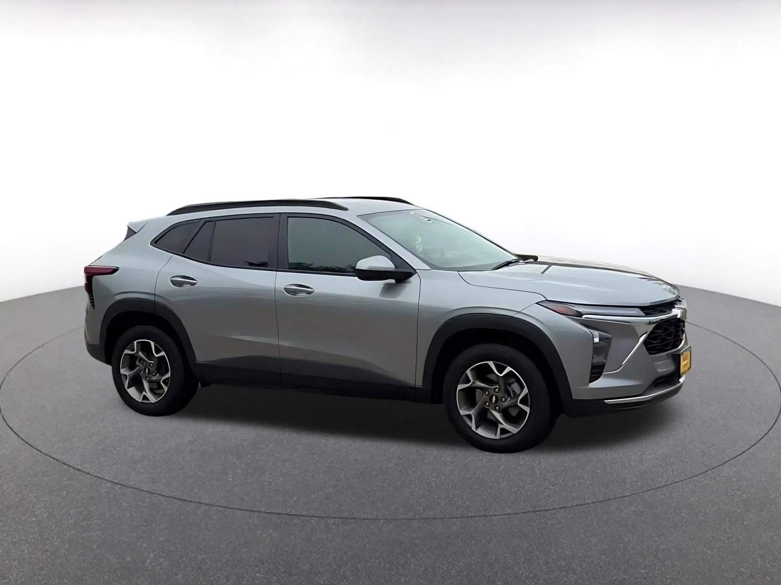 Used 2025 Chevrolet Trax LT FWD image 2