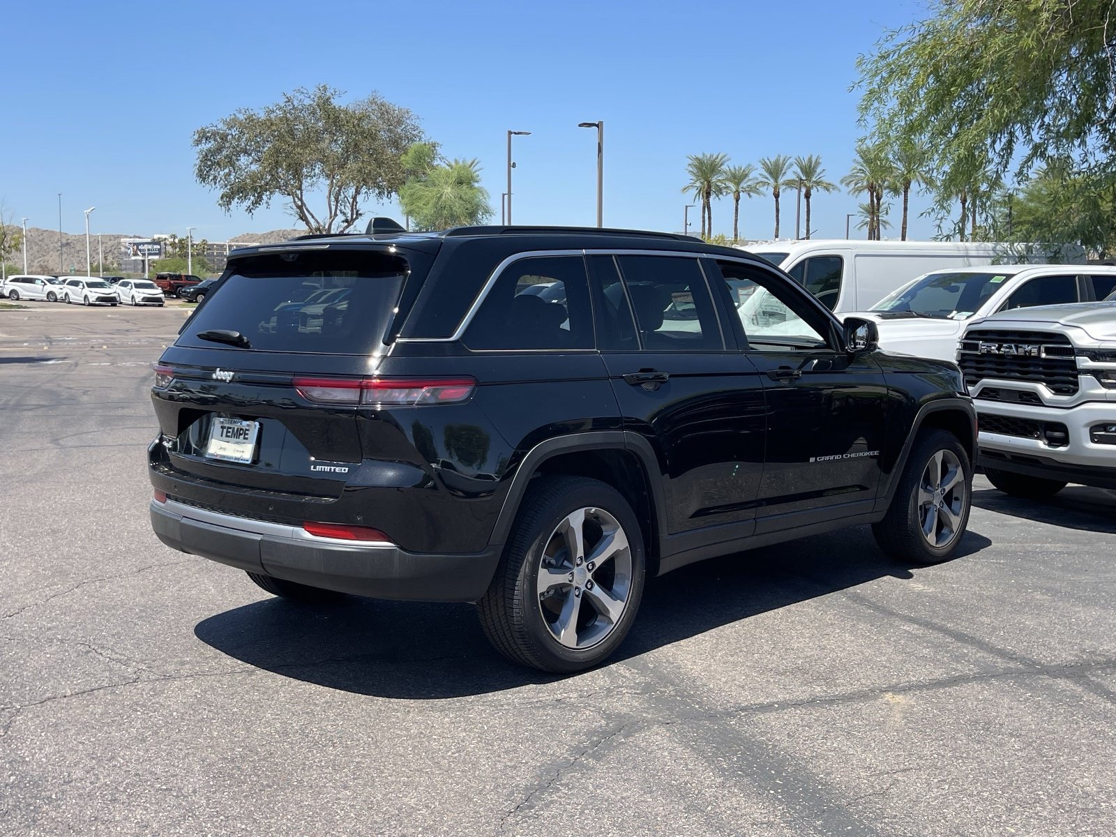 New 2026 Jeep Grand Cherokee Limited w/ Luxury Tech Group II AWD/4WD image 4