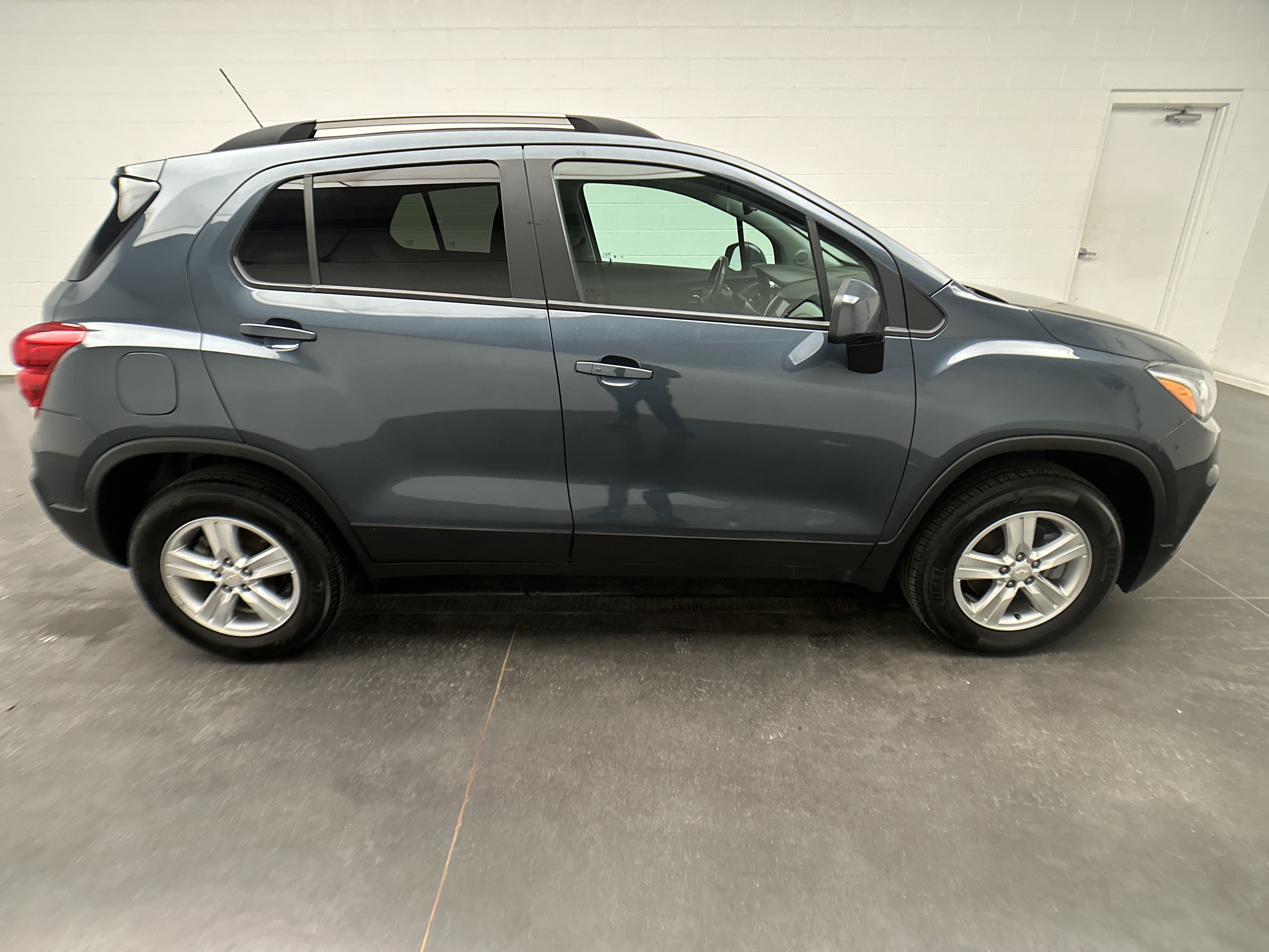 Used 2022 Chevrolet Trax LT w/ LT Convenience Package AWD/4WD image 9