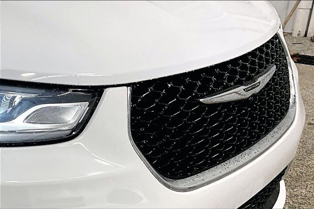 Used 2023 Chrysler Pacifica Touring-L image 32