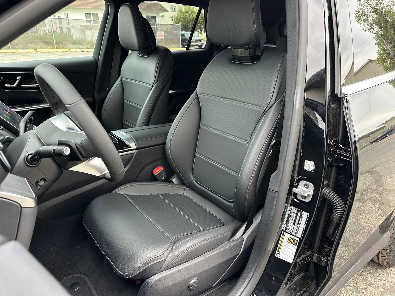 Used 2025 Mercedes-Benz GLC 300 4MATIC image 23