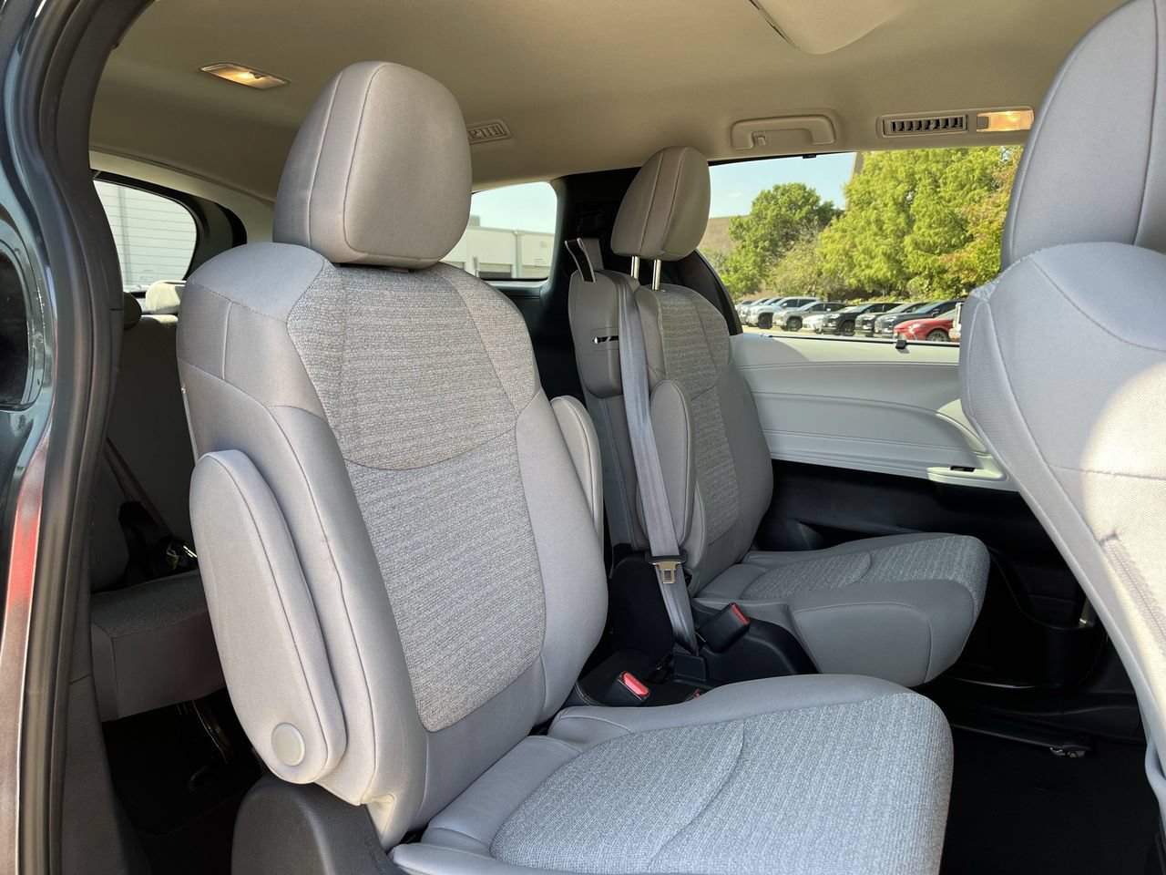Used 2025 Toyota Sienna LE FWD image 26