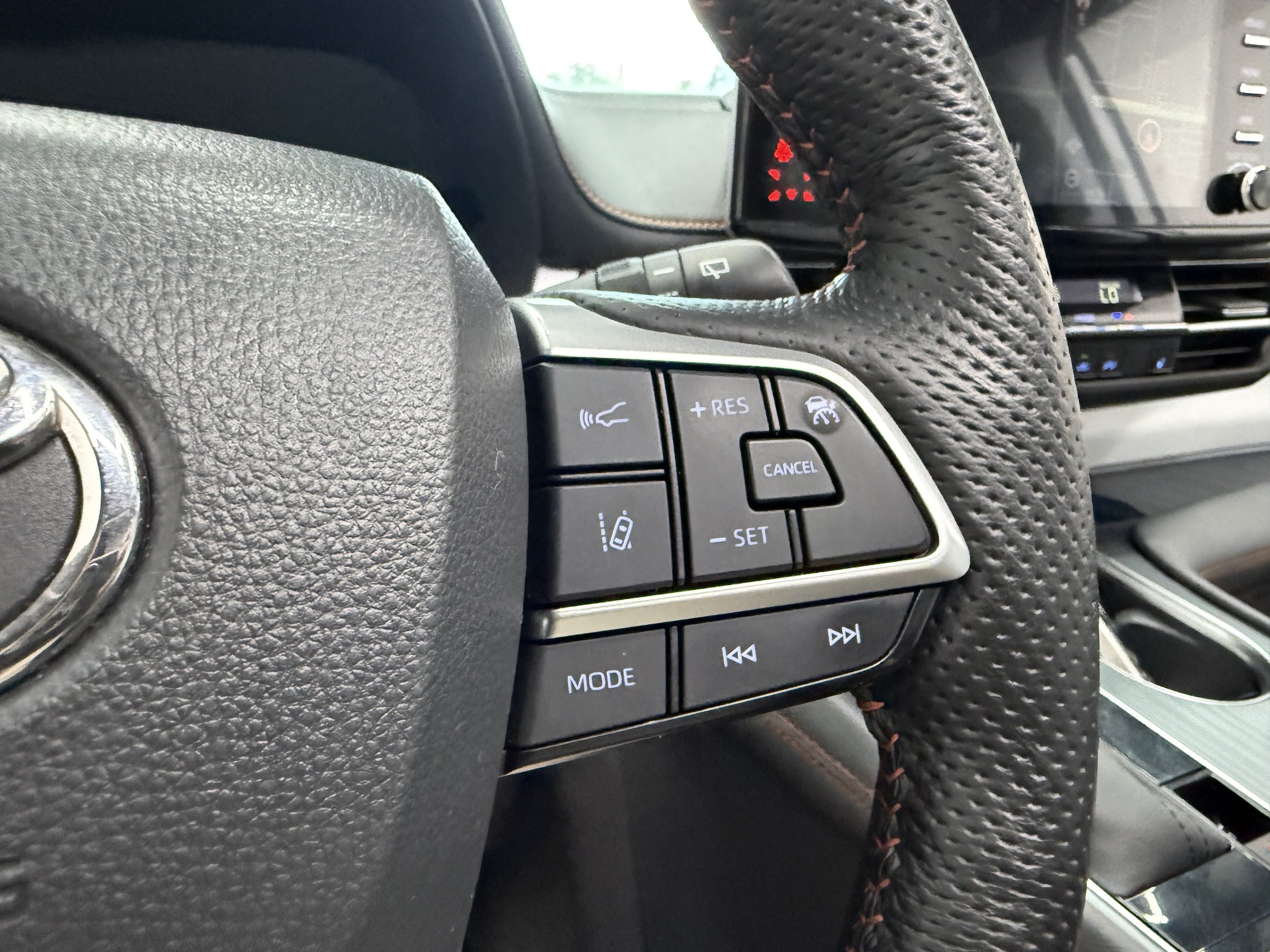 Used 2023 Toyota Sienna XLE FWD image 16