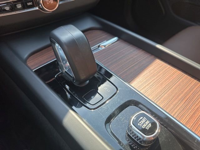 Used 2023 Volvo XC60 B5 Plus image 19