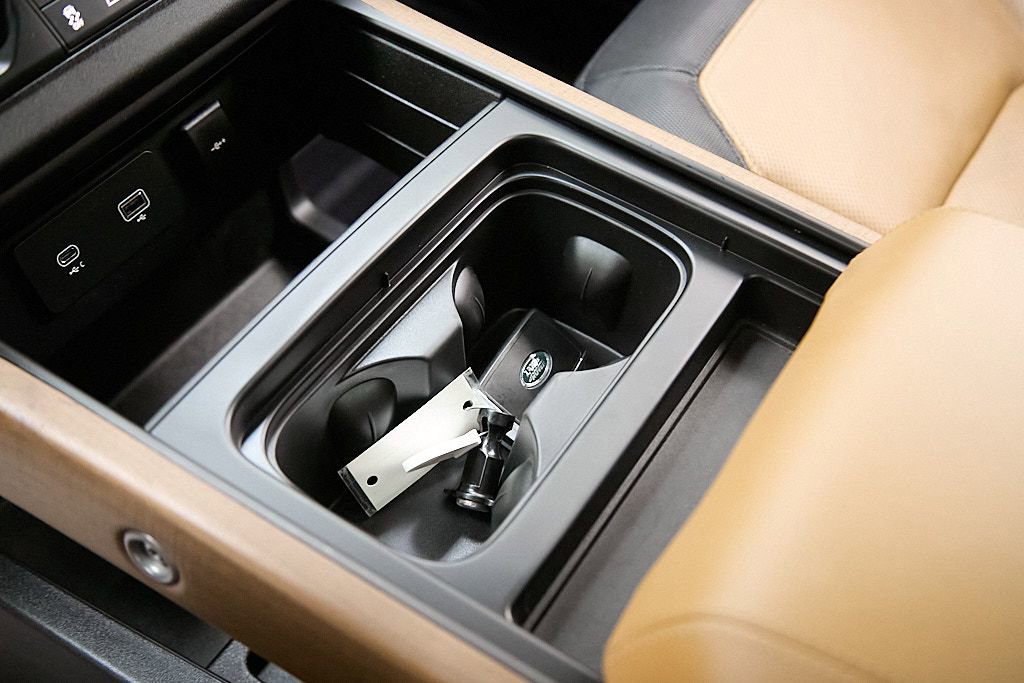 Used 2024 Land Rover Defender 130 X-Dynamic SE image 26