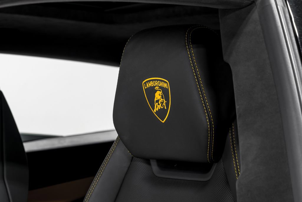 Used 2022 Lamborghini Urus AWD/4WD image 19