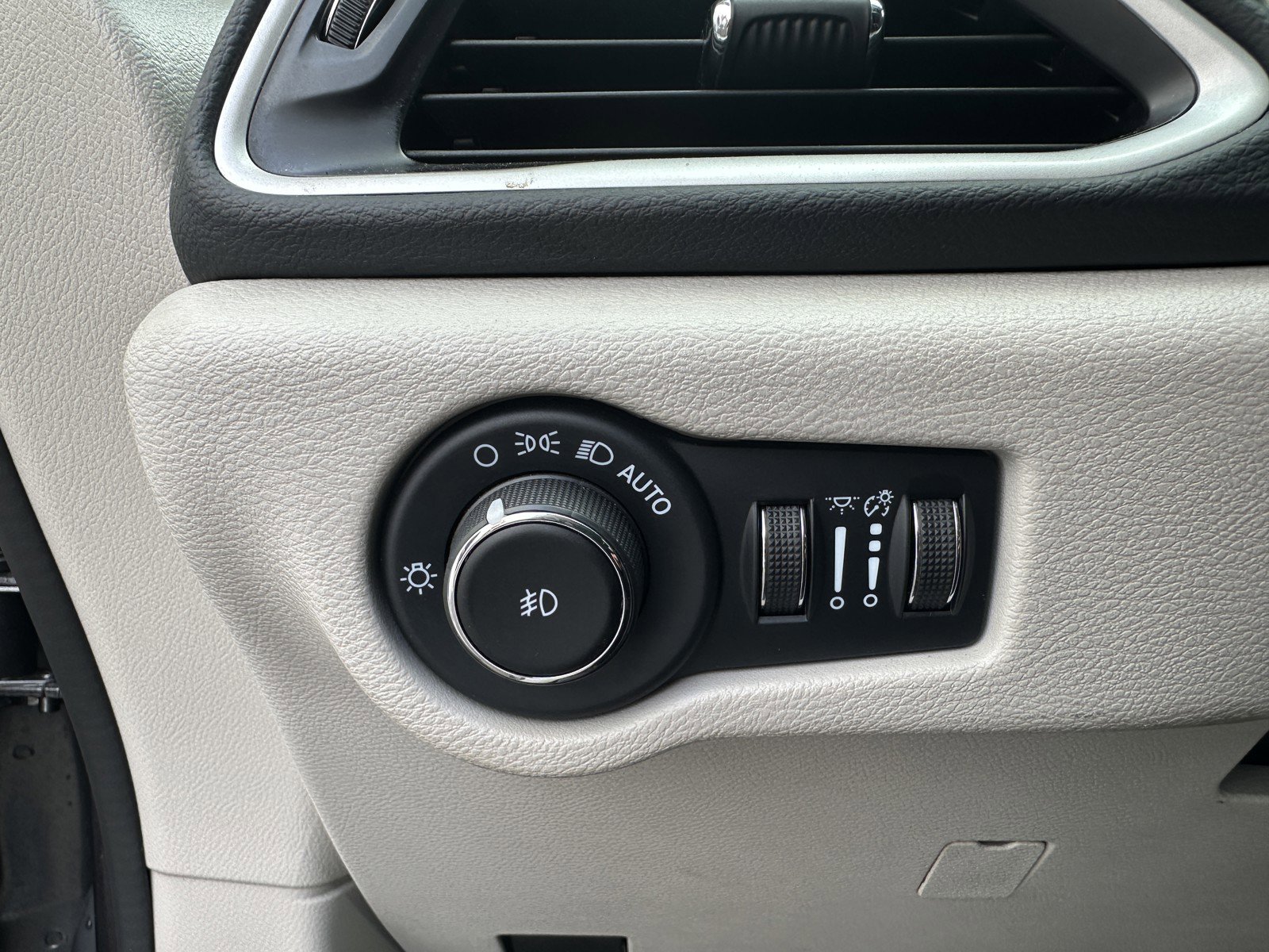 Used 2023 Chrysler Pacifica Touring-L FWD image 11