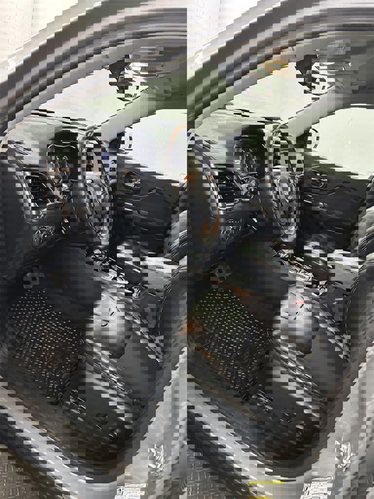 Used 2019 Jeep Cherokee Latitude Plus w/ Comfort/Convenience Group image 10