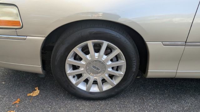 Used 2011 Lincoln Town Car Signature Limited image 9