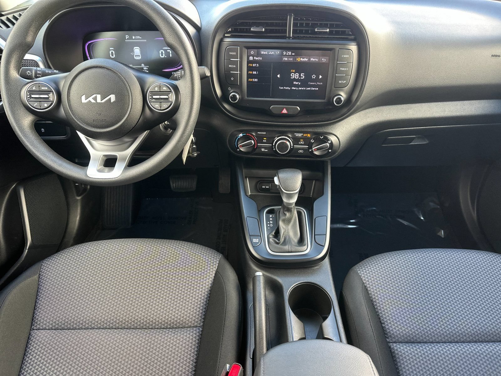 Used 2025 Kia Soul LX w/ LX Technology Package FWD image 13