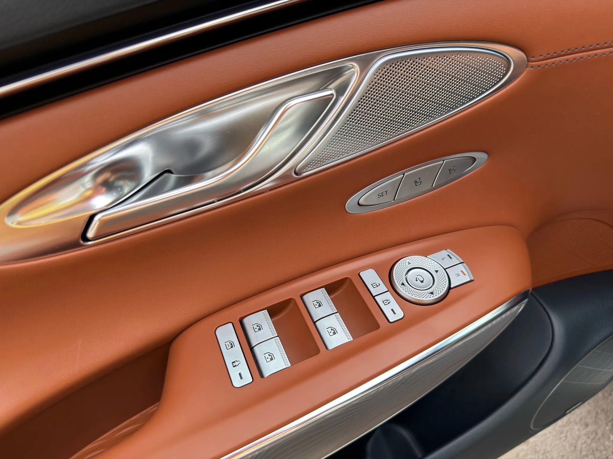 Used 2023 Genesis GV70 2.5T w/ Advanced Package image 30