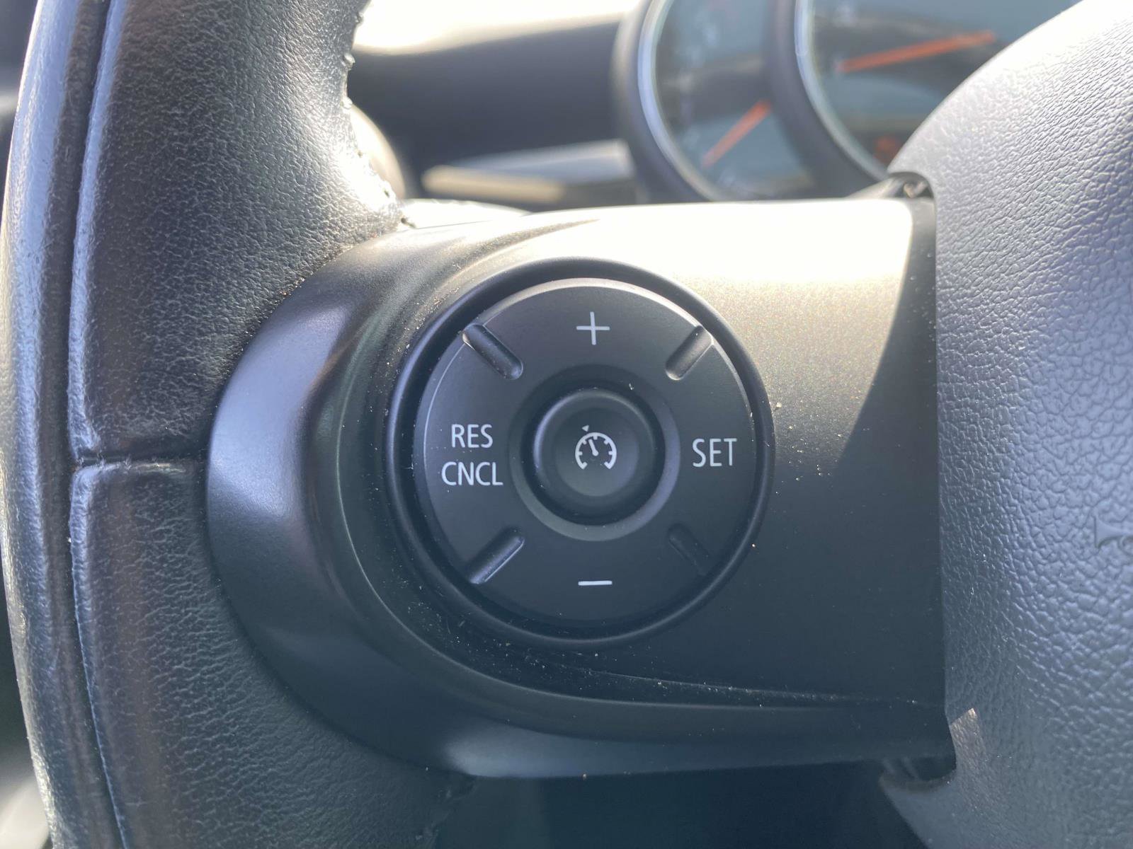 Used 2019 MINI Cooper 4-Door Hardtop w/ Signature Upholstery Package image 19