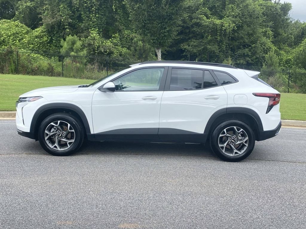 Used 2025 Chevrolet Trax LT FWD image 9