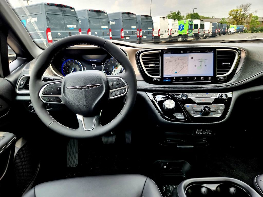 New 2025 Chrysler Pacifica Select w/ Uconnect Theater Family Group image 20