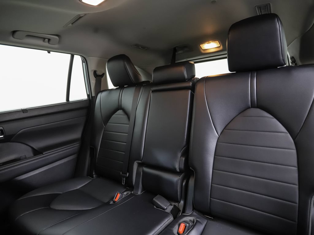 Used 2022 Toyota Highlander XLE AWD/4WD image 21