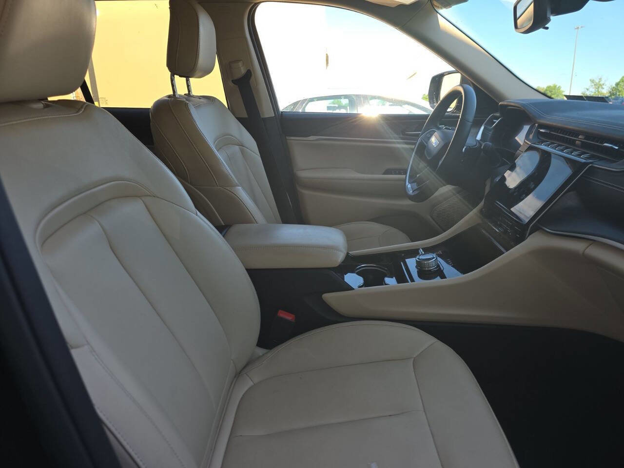 Used 2022 Jeep Grand Cherokee Limited image 3