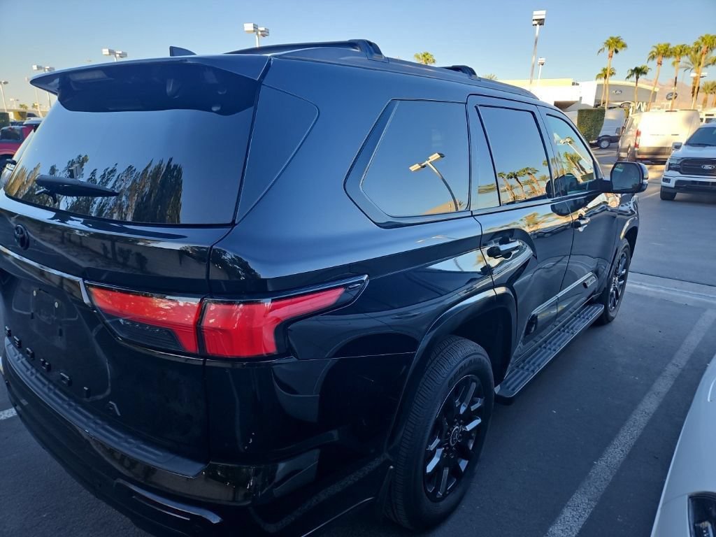 Used 2024 Toyota Sequoia Platinum AWD/4WD image 3