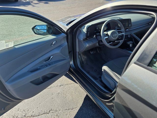 Certified 2025 Hyundai Elantra Sport image 33