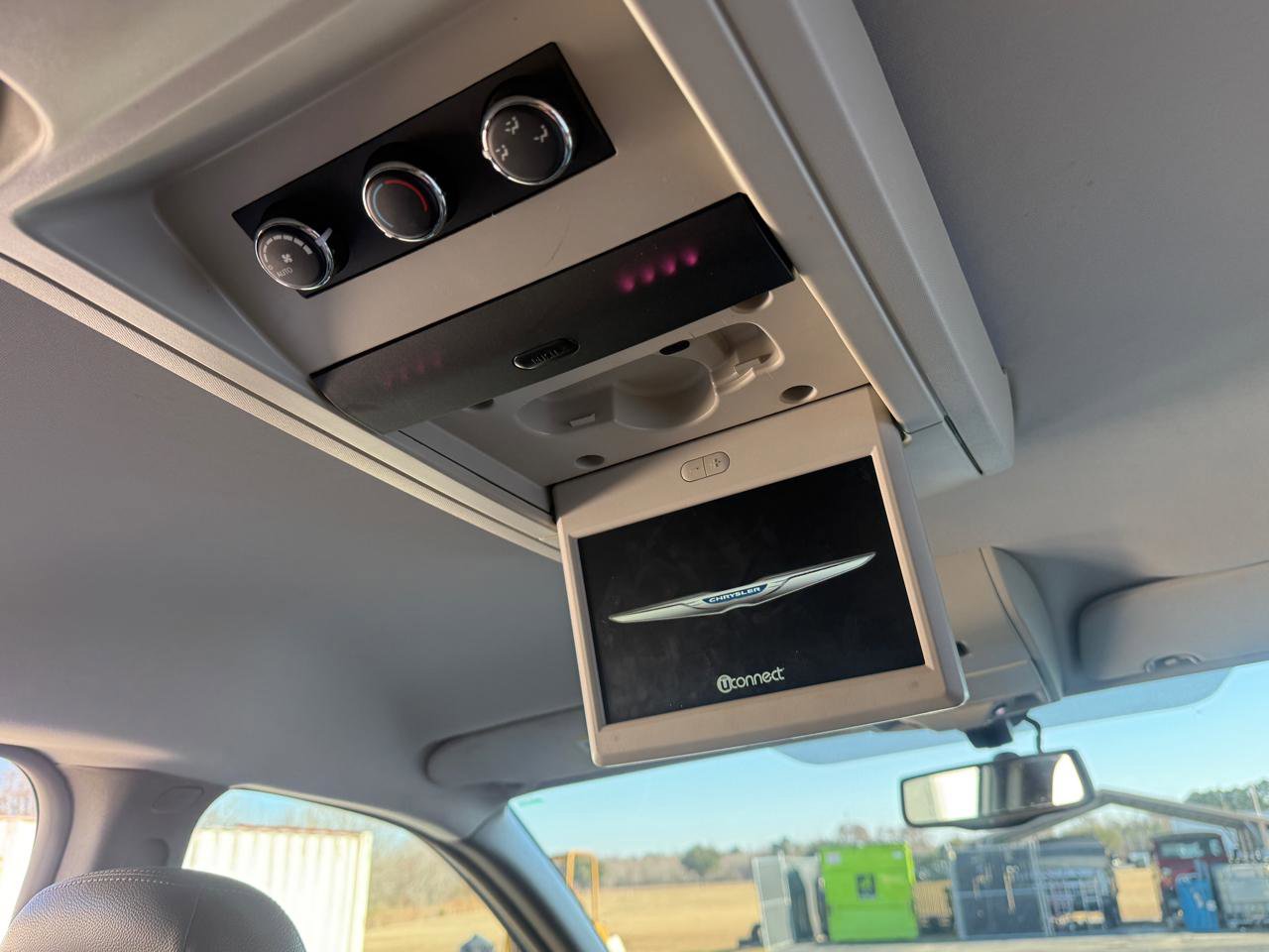 Used 2014 Chrysler Town & Country Touring-L w/ Driver Convenience Group FWD image 16