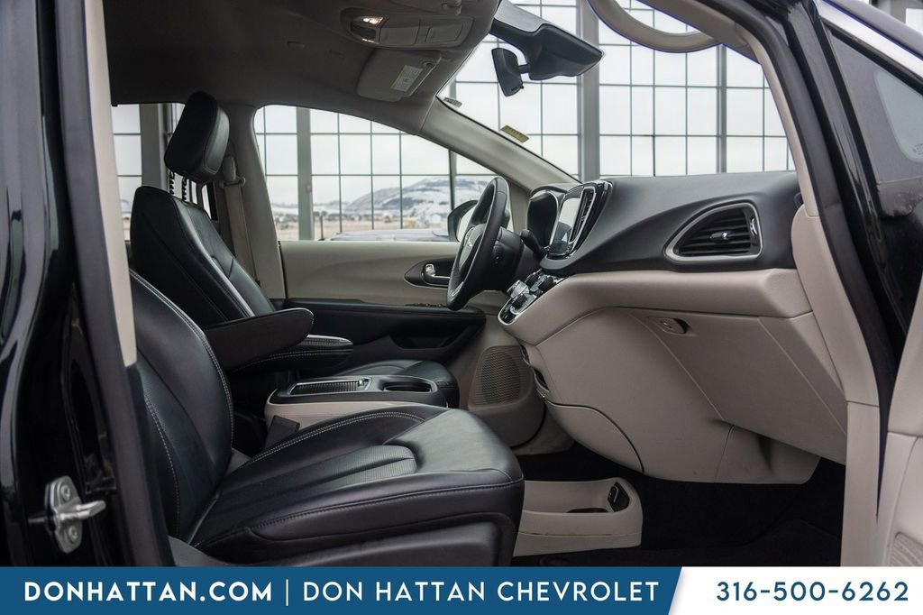 Used 2023 Chrysler Pacifica Touring-L FWD image 24