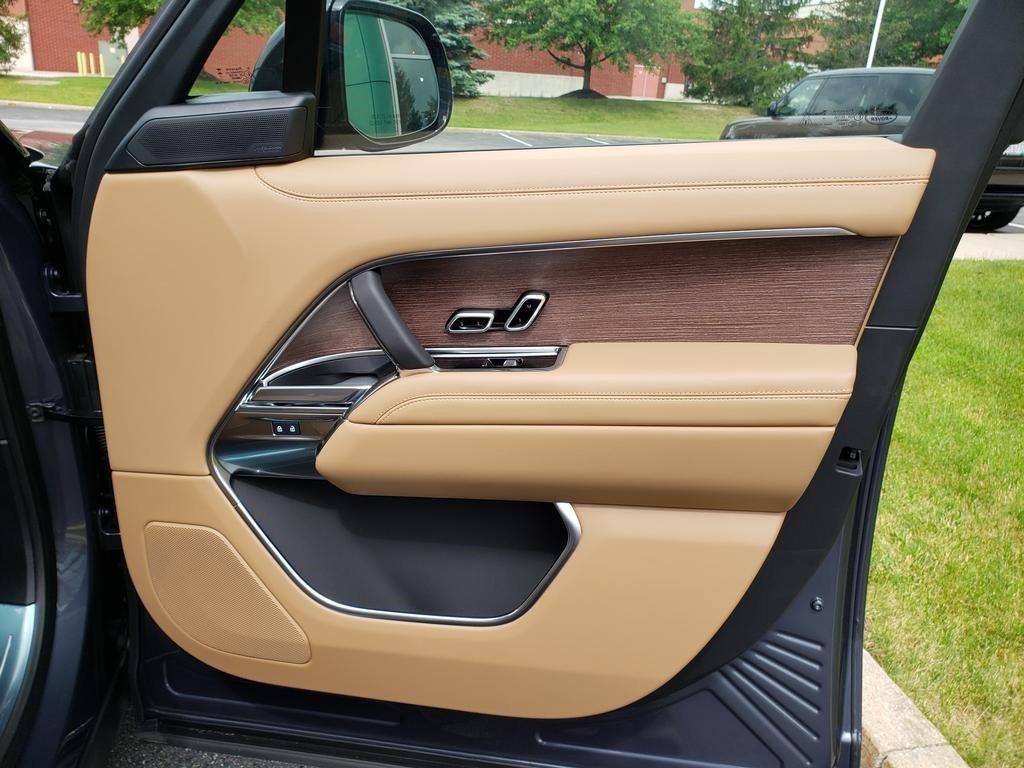 New 2025 Land Rover Range Rover Long Wheelbase SE image 18