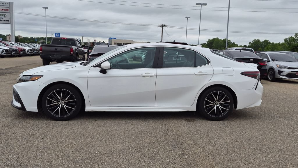 Used 2022 Toyota Camry SE w/ Cold Weather Package FWD image 5