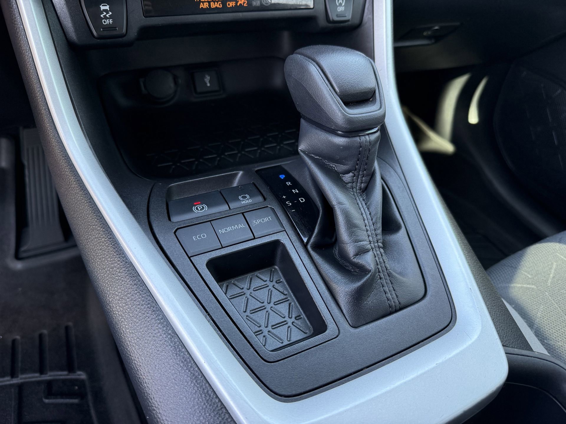 Used 2022 Toyota RAV4 XLE image 11