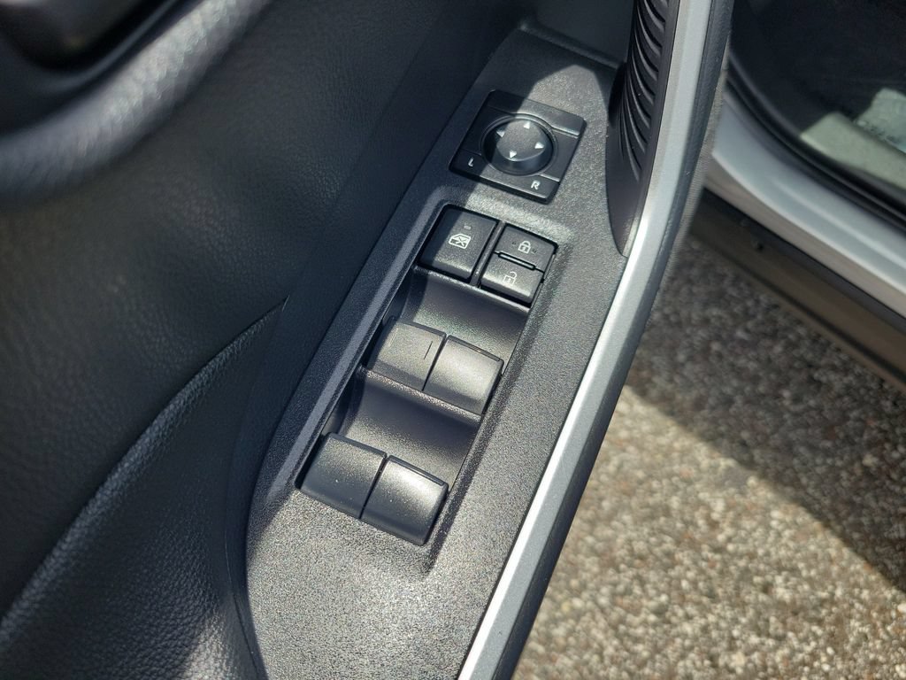 Used 2025 Toyota RAV4 LE AWD/4WD image 13