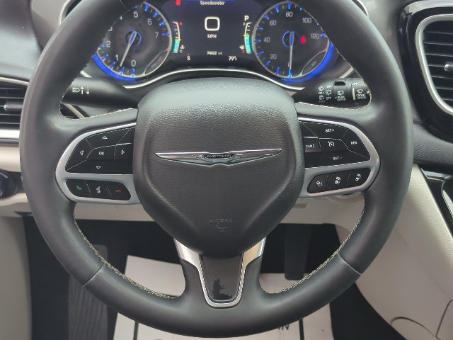 Used 2023 Chrysler Pacifica Touring-L FWD image 8