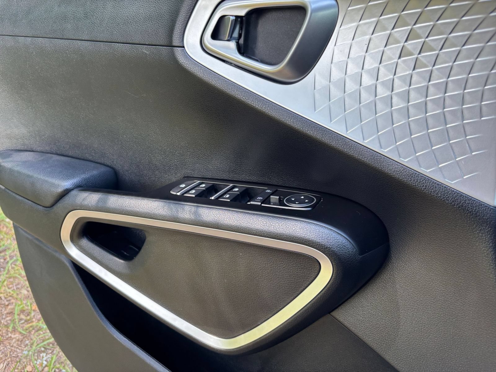 Used 2025 Kia Soul LX w/ LX Technology Package FWD image 18