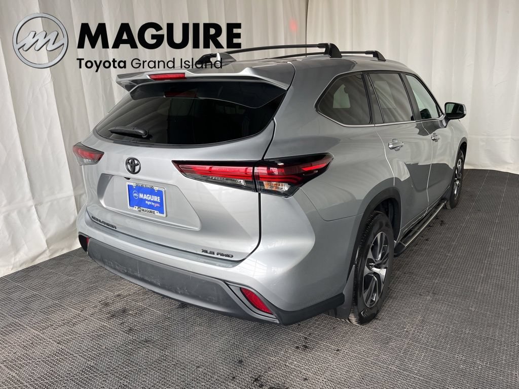 Used 2024 Toyota Highlander XLE AWD/4WD image 32