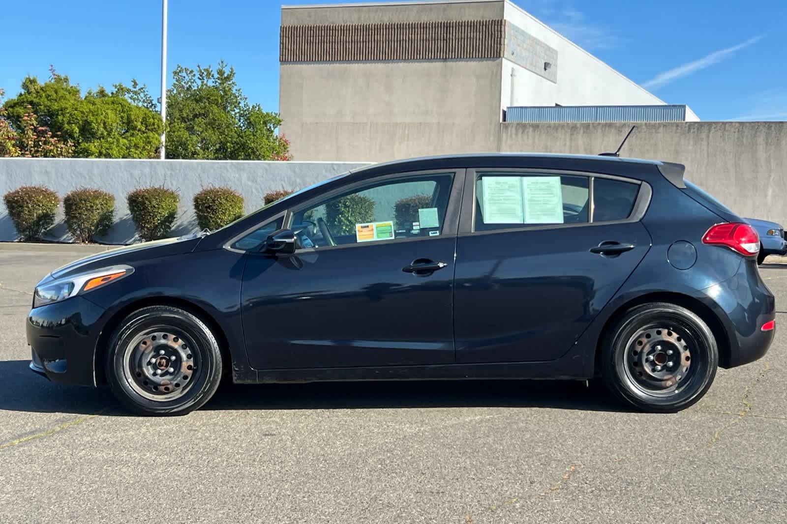 Used 2017 Kia Forte LX image 9