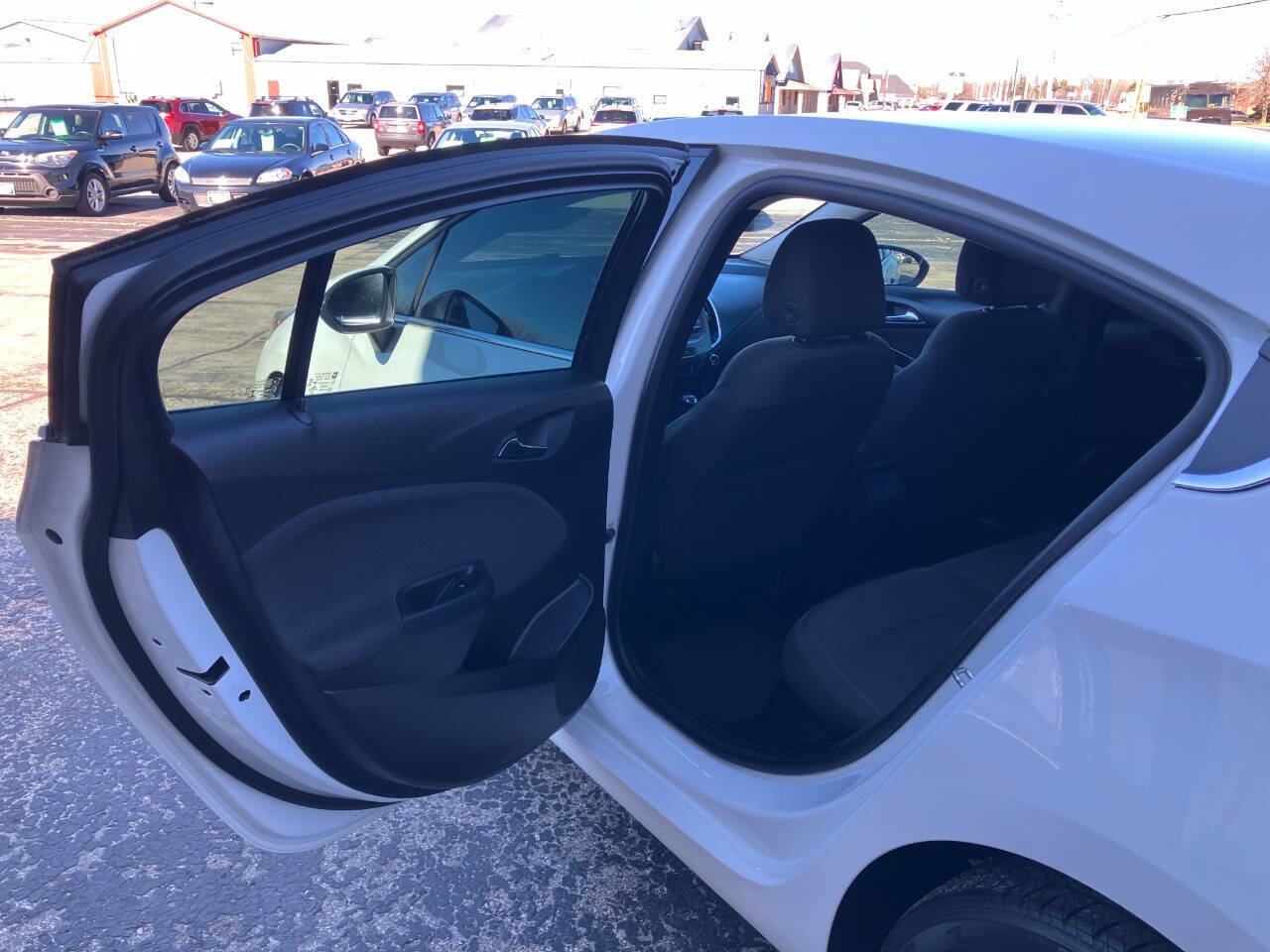 Used 2017 Chevrolet Cruze LT w/ Convenience Package FWD image 11