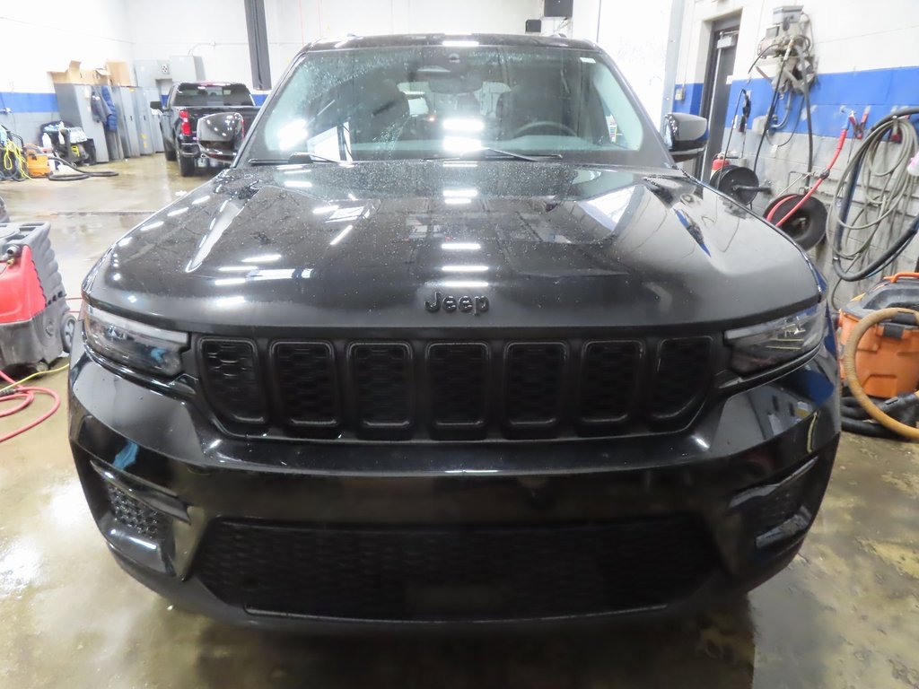 Certified 2023 Jeep Grand Cherokee Limited w/ Black Appearance Package image 15
