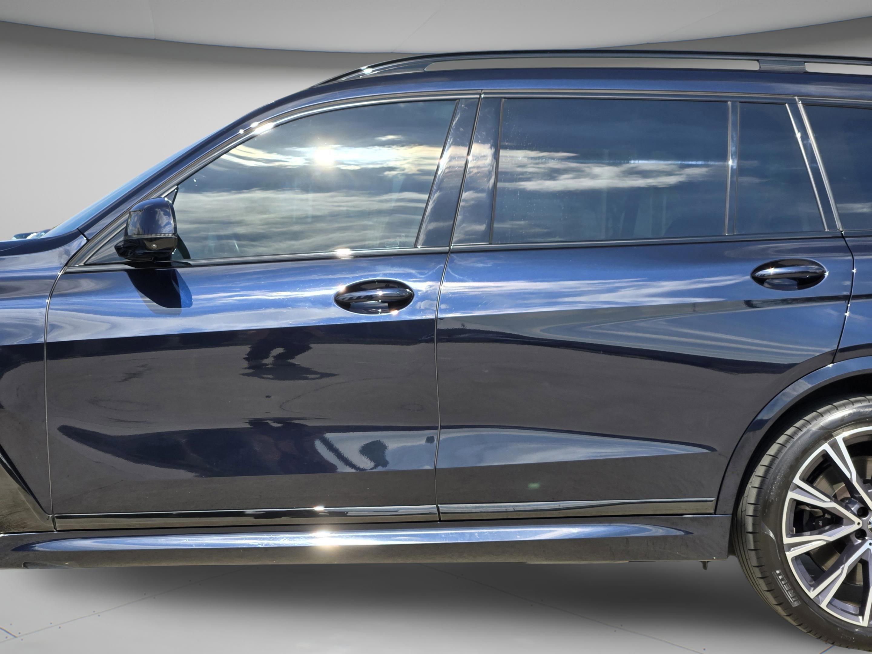 Used 2021 BMW X7 M50i image 32