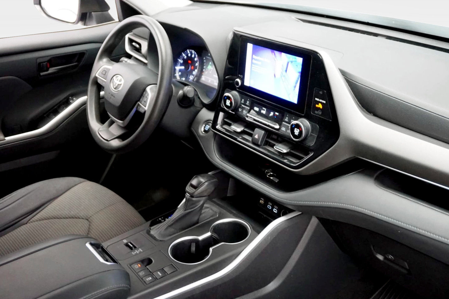 Used 2023 Toyota Highlander LE FWD image 20