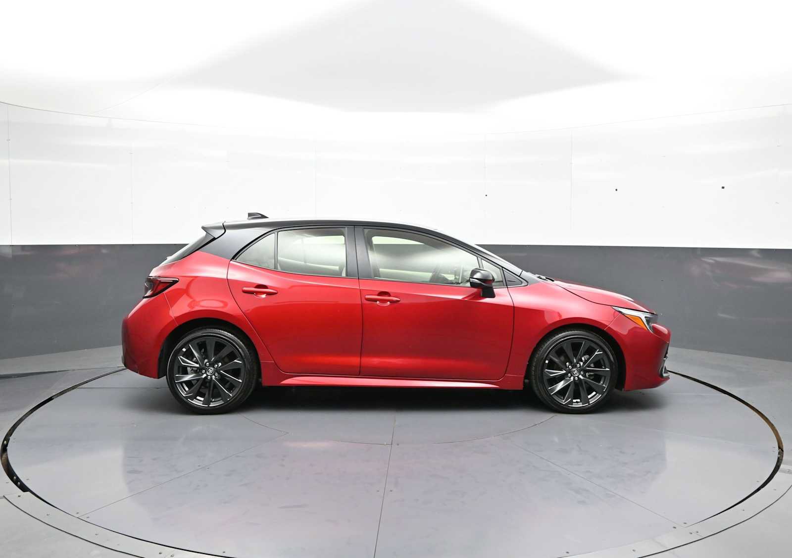 Used 2025 Toyota Corolla XSE FWD image 4