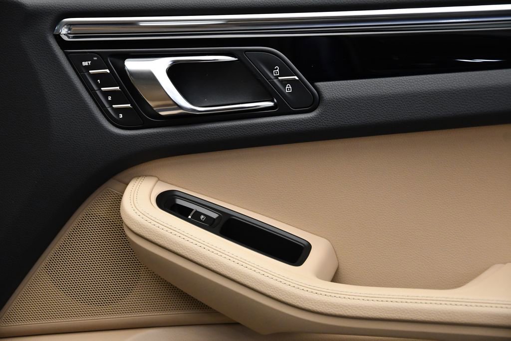 Used 2025 Porsche Macan image 44