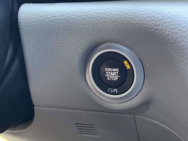 Used 2023 Chrysler Pacifica Limited image 35