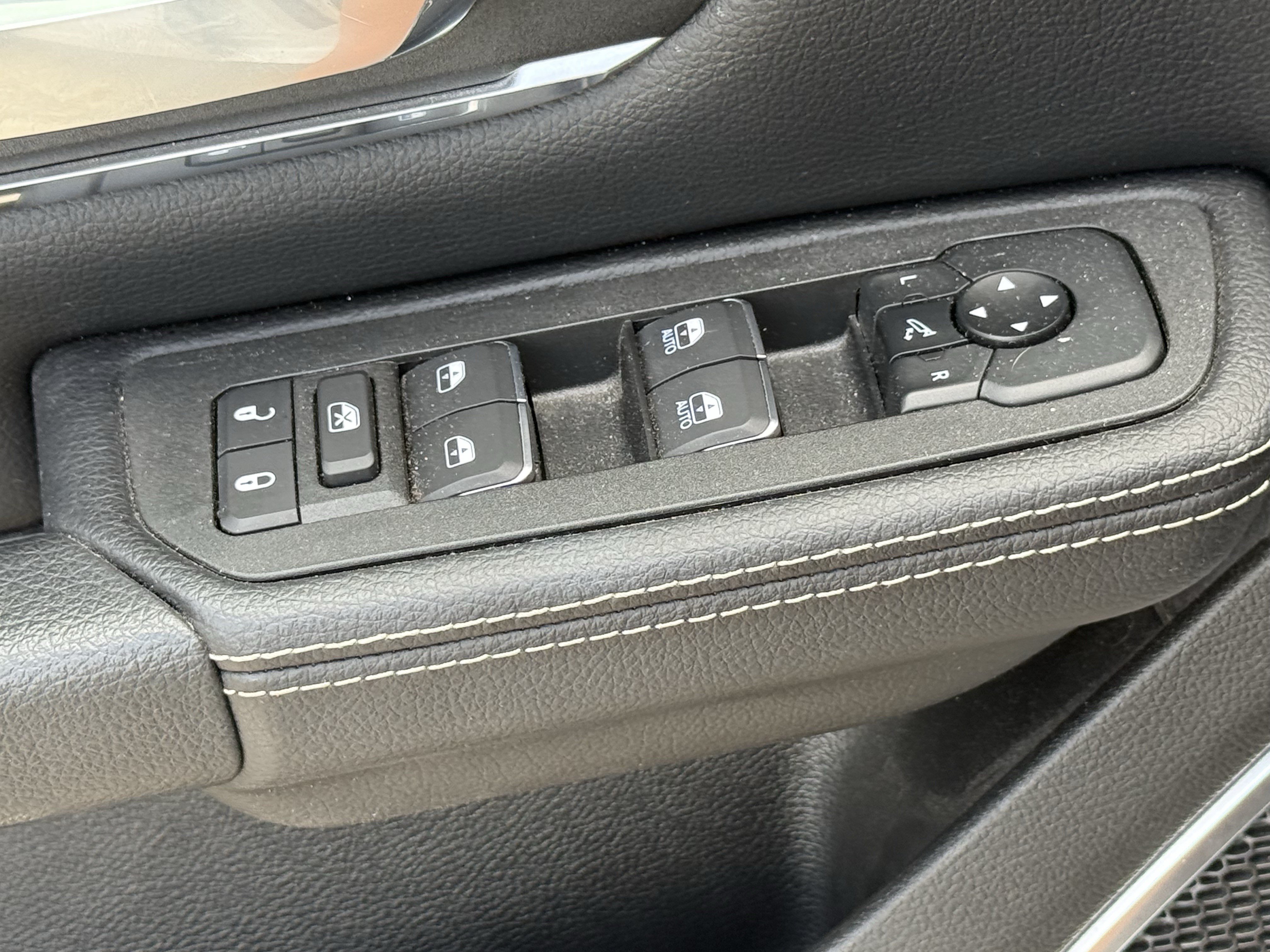 Used 2025 RAM 1500 Laramie w/ Sport Appearance Package AWD/4WD image 27